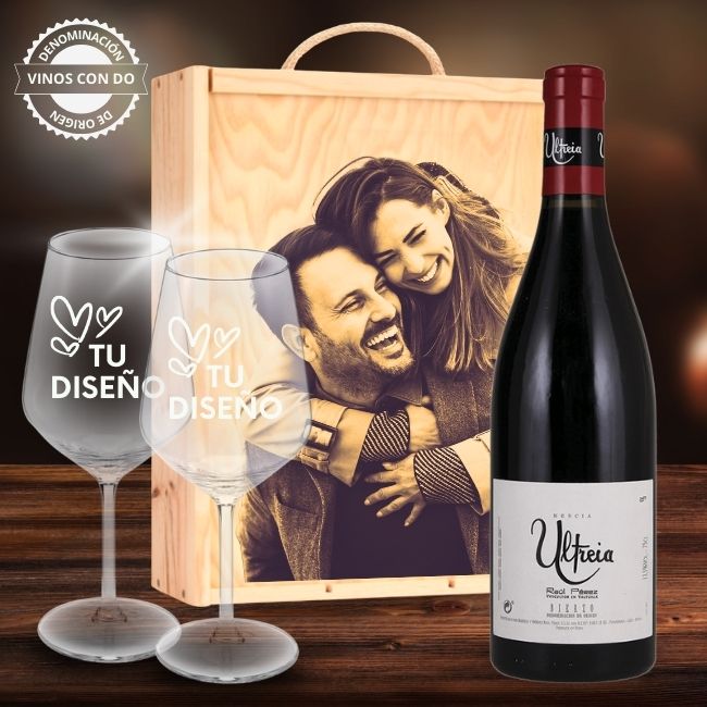 Kit de vino personalizado con caja y 2 copas – DO Bierzo - Haz un regalo original con botella DO Bierzo, caja de madera y 2 copas personalizables.