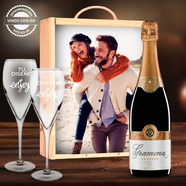Kit de espumoso Reserva personalizado con caja y 2 copas – Corpinnat - Haz un regalo original con botella espumoso Reserva Corpinnat, caja de madera y 2 copas personalizables.