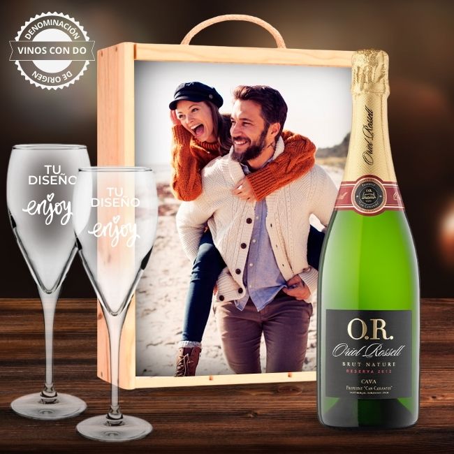 Kit de espumoso Reserva personalizado con caja y 2 copas – Do Cava - Haz un regalo original con botella espumoso Reserva Do Cava, caja de madera y 2 copas personalizables.