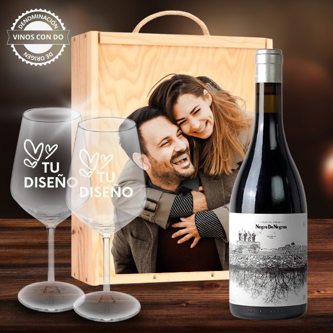 Kit de vino personalizado con caja y 2 copas – DOQ Priorat - Haz un regalo original con botella DOQ Priorat, caja de madera y 2 copas personalizables.