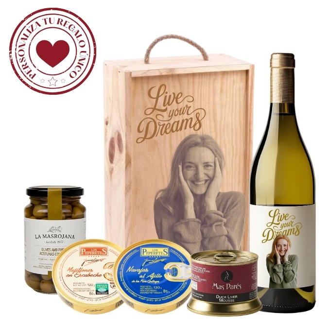 Lote nº 2 - Un lote gourmet con el frescor del Mediterráneo - El vino blanco ecológico aporta frescura, elegancia y notas cítricas que armonizan a la perfección con una cuidada selección de conservas del mar, mousse de foie y aceitunas arbequinas.