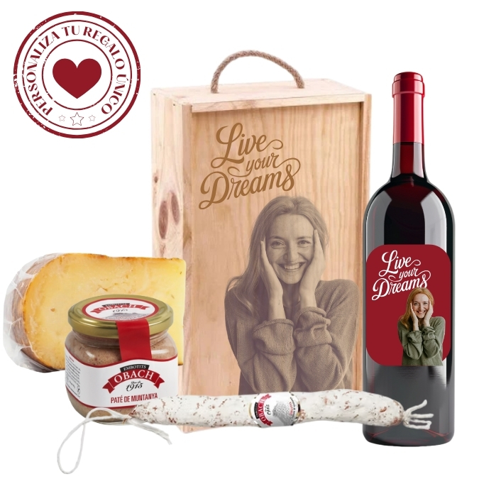 Lote nº 7 - Un lote con sabor auténtico para los amantes de los productos artesanos y el vino con carácter.  - Disfruta de un lote que combina el sabor artesanal del PATÉ OBACH, el FUET EXTRA y el queso curado MAÓ con el vino tinto, con cuerpo y elegancia que aporta profundidad y personalidad a esta selección.