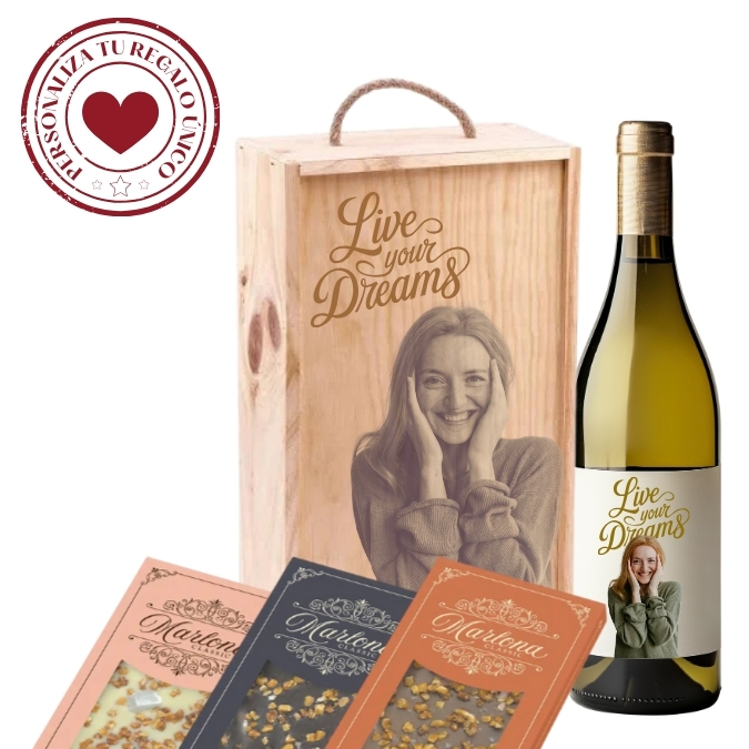 Lote nº 8- Un lote dulce y delicado, perfecto para acompañar un vino blanco fresco y elegante. - Disfruta de una selección de chocolates MARLONA en sus
versiones BLANCO MATCHA, LECHE CARAMEL y BLANCO BERRIES, acompañados de un vino blanco ecológico, con sus notas cítricas y mineralidad equilibrada.